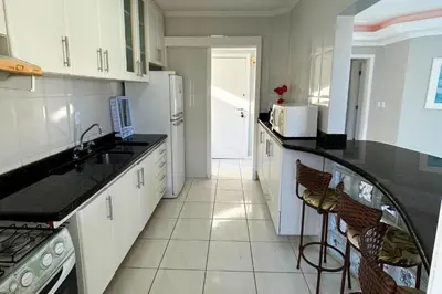 A cozinha ou kitchenette de Aluguel Cobertura com piscina vista mar em Bombas