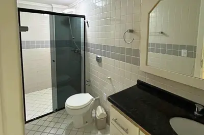 Uma casa de banho em Aluguel Cobertura com piscina vista mar em Bombas