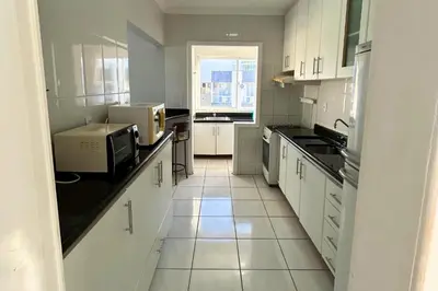 A cozinha ou kitchenette de Aluguel Cobertura com piscina vista mar em Bombas
