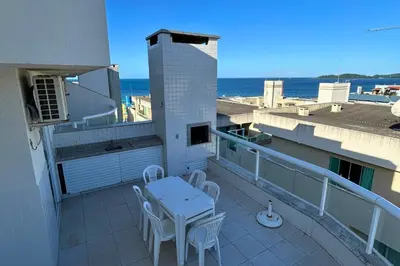 Uma varanda ou terraço em Aluguel Cobertura com piscina vista mar em Bombas