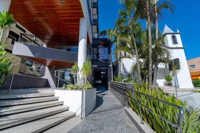 Um jardim no exterior de Confortável Loft Duplex em Condomínio com Piscina