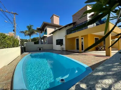 A piscina em ou perto de Cód 3 - Casa com piscina a 100 m do mar