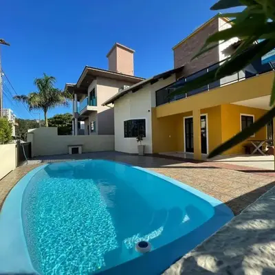 Cód 3 - Casa com piscina a 100 m do mar