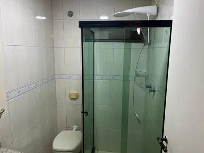 Uma casa de banho em 413 - Casa frente Mar em Bombas-Bombinhas.