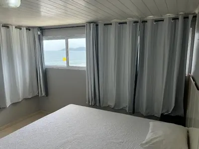 Uma cama ou camas num quarto em 413 - Casa frente Mar em Bombas-Bombinhas.