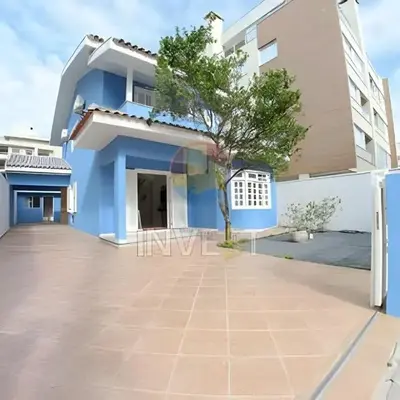Casa com 04 suítes