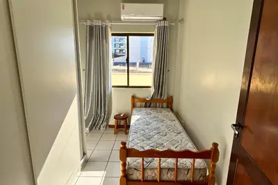 Uma cama ou camas num quarto em Apartamento sobre a avenida principal com vista mar
