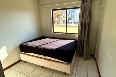Uma cama ou camas num quarto em Apartamento sobre a avenida principal com vista mar
