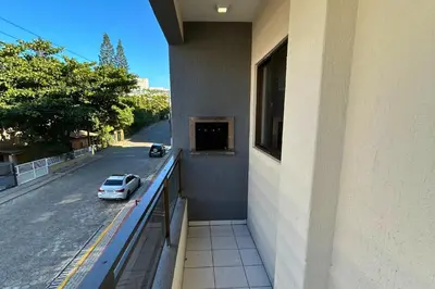 A planta de Apartamento sobre a avenida principal com vista mar