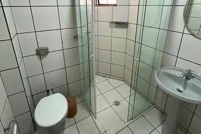 Uma casa de banho em Apartamento sobre a avenida principal com vista mar