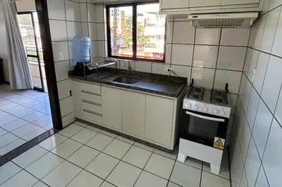 A cozinha ou kitchenette de Apartamento sobre a avenida principal com vista mar