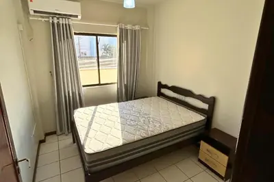Uma cama ou camas num quarto em Apartamento sobre a avenida principal com vista mar