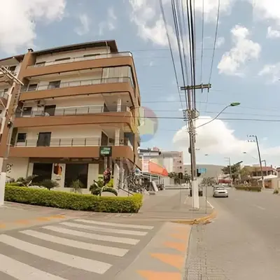 Apartamento sobre a avenida principal com vista mar