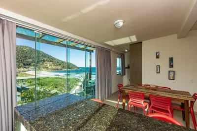 A planta de Solar das Ilhas 303 – Linda Cobertura Duplex com Piscina Privativa e Vista Panorâmica para o Mar de Quatro Ilhas.