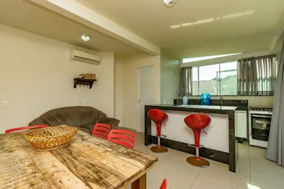 A planta de Solar das Ilhas 303 – Linda Cobertura Duplex com Piscina Privativa e Vista Panorâmica para o Mar de Quatro Ilhas.