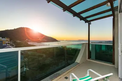 A planta de Solar das Ilhas 303 – Linda Cobertura Duplex com Piscina Privativa e Vista Panorâmica para o Mar de Quatro Ilhas.