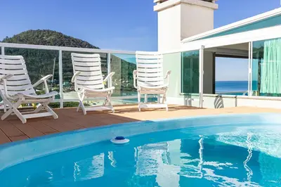 A planta de Solar das Ilhas 303 – Linda Cobertura Duplex com Piscina Privativa e Vista Panorâmica para o Mar de Quatro Ilhas.