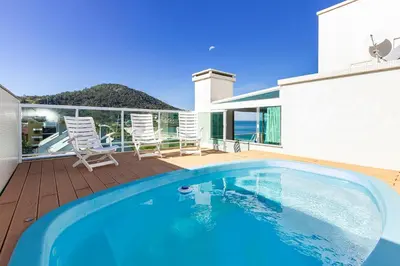 A planta de Solar das Ilhas 303 – Linda Cobertura Duplex com Piscina Privativa e Vista Panorâmica para o Mar de Quatro Ilhas.