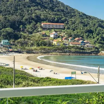 Solar das Ilhas 303 – Linda Cobertura Duplex com Piscina Privativa e Vista Panorâmica para o Mar de Quatro Ilhas.