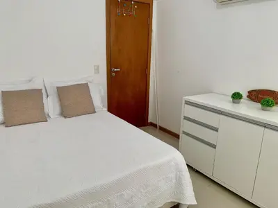 Uma cama ou camas num quarto em Residencial Viapiana - Condomínio no Centro de Bombinhas próximo a praia de 4 Ilhas