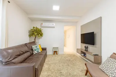 Uma televisão e/ou sistema de entretenimento em Aconchegante Apartamento em Condomínio com Piscina