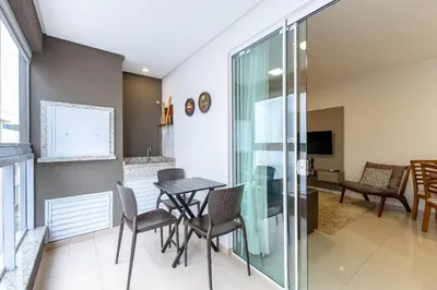 Uma televisão e/ou sistema de entretenimento em Aconchegante Apartamento em Condomínio com Piscina