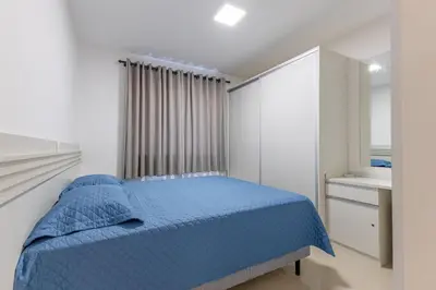 Uma cama ou camas num quarto em Aconchegante Apartamento em Condomínio com Piscina