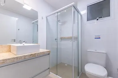 Uma casa de banho em Aconchegante Apartamento em Condomínio com Piscina