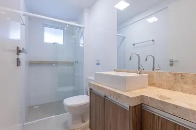 Uma casa de banho em Aconchegante Apartamento em Condomínio com Piscina