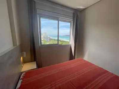 Uma cama ou camas num quarto em cód 22 - Apartamente frente mar deslumbrante