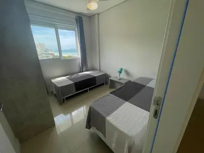 Uma cama ou camas num quarto em cód 22 - Apartamente frente mar deslumbrante