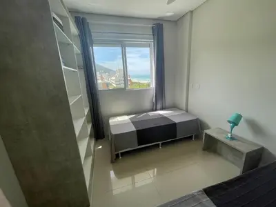 Uma cama ou camas num quarto em cód 22 - Apartamente frente mar deslumbrante