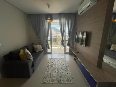 Uma televisão e/ou sistema de entretenimento em cód 22 - Apartamente frente mar deslumbrante