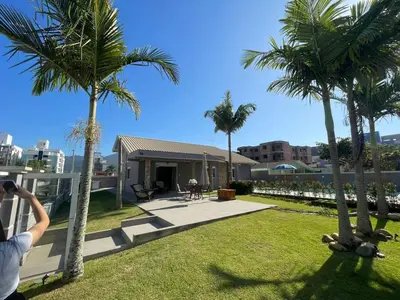 Um jardim no exterior de cód 6 · Casa Sofisticada á 50 m do mar