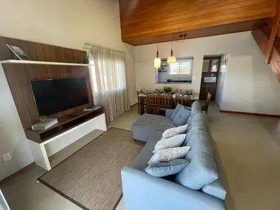 Uma televisão e/ou sistema de entretenimento em cód 6 · Casa Sofisticada á 50 m do mar