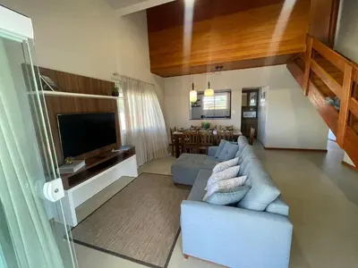 Uma televisão e/ou sistema de entretenimento em cód 6 · Casa Sofisticada á 50 m do mar