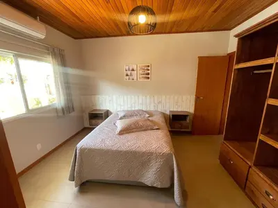 Uma cama ou camas num quarto em cód 6 · Casa Sofisticada á 50 m do mar