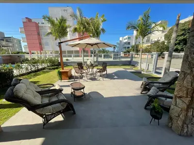 Um jardim no exterior de cód 6 · Casa Sofisticada á 50 m do mar