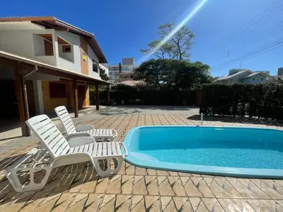 A piscina em ou perto de cód 4 · Casa com piscina próxima a praia de palmas