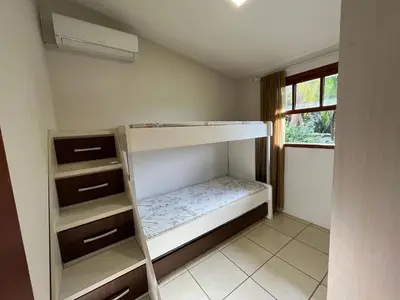 Uma cama ou camas num quarto em cód 4 · Casa com piscina próxima a praia de palmas
