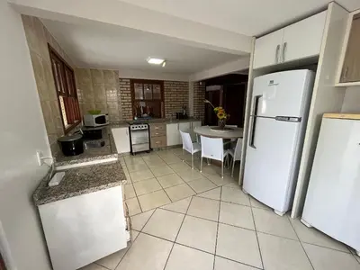 A cozinha ou kitchenette de cód 4 · Casa com piscina próxima a praia de palmas