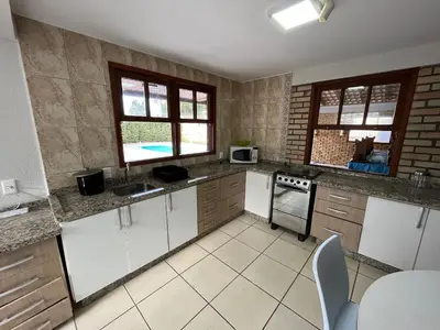 A cozinha ou kitchenette de cód 4 · Casa com piscina próxima a praia de palmas