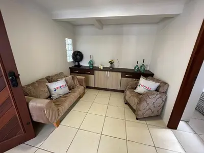 Uma área de estar em cód 4 · Casa com piscina próxima a praia de palmas