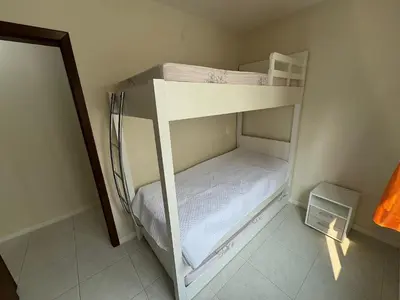 Uma cama ou camas num quarto em cód 17 - Apartamento a 150 metros da praia