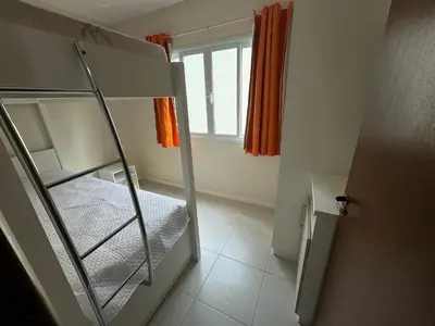Uma cama ou camas num quarto em cód 17 - Apartamento a 150 metros da praia
