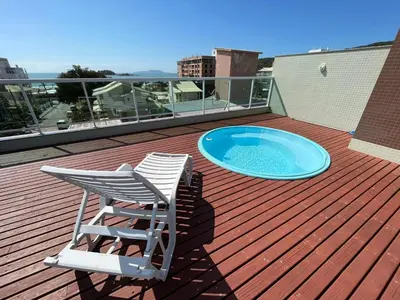 A piscina em ou perto de cód 18 - Cobertura com piscina á 100m do mar