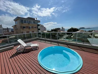 A piscina em ou perto de cód 18 - Cobertura com piscina á 100m do mar