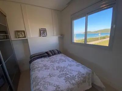 Uma cama ou camas num quarto em cód 20 - Apartamento frente mar com vista