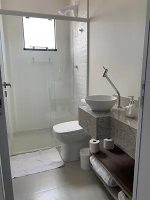 Uma casa de banho em Apartamento confortável, Barra