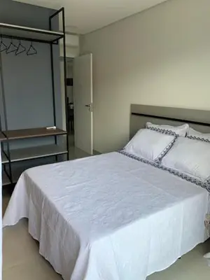 Uma cama ou camas num quarto em Apartamento confortável, Barra